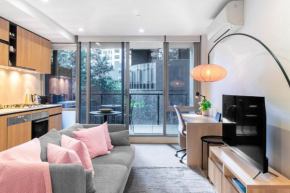 Stylish South Yarra Stay - Pool & Wellness Perks